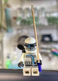 美国动作冒险大片海报，英雄人物在爆炸火光中奔跑，高燃特效震撼，适合在线观看免费电影动作类