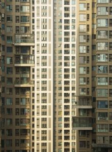 近未来科技惊悚片封面，城市高楼间无人机群飞行，赛博朋克风格，适合在线观看免费电影科幻惊悚类