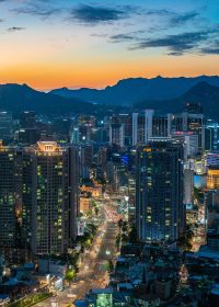 韩国悬疑犯罪电影海报，夜晚城市霓虹灯下侦探背影，紧张氛围感强，适合在线观看免费电影悬疑类